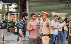 Du khách, nhiều người dân bất ngờ khi phố cà phê đường tàu đóng cửa
