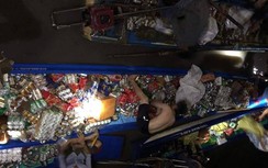 Nhiều người “liều mình” dưới dòng nước xiết cứu vỏ lãi chở hàng hóa bị chìm