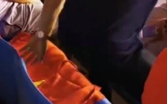 Xử lý thế nào với hành vi ngồi lên cờ Tổ quốc trên sân vận động Mỹ Đình?