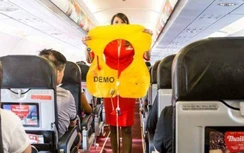 Nữ hành khách "chôm" áo phao trên máy bay