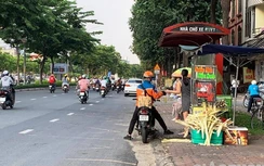 Nhếch nhác nhà chờ xe buýt bị "biến thành" chỗ ngủ tạm, bán hàng rong