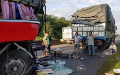 Ô tô khách nát đầu sau cú tông đuôi xe tải, 4 người bị thương nặng