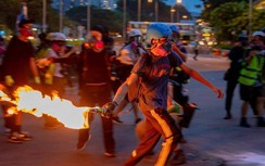 Tình hình Hồng Kông: Người biểu tình ném chai cháy trong ga tàu điện ngầm