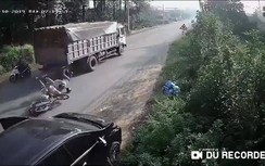 Video: Mở cửa xe bất cẩn, tài xế ô tô suýt hại chết nhiều người