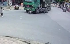 Video: Kinh hoàng cảnh 1 học sinh bị cuốn vào gầm xe tải nhưng thoát chết