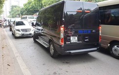 Video: Tài xế xe 16 chỗ phi vào làn ngược chiều khiến đường tắc cứng