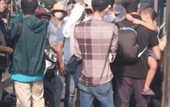 Truy tìm nhóm người dàn cảnh "chôm" điện thoại của nữ sinh đi xe buýt