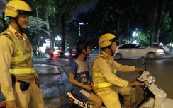 Bé trai bị bố mẹ mắng khi xem bóng đá nên đi lạc được CSGT đưa về tận nhà