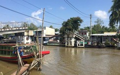 Cần Thơ: Sà lan chở gạo tông sập cầu kênh Đứng