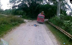 Video: Hãi hùng cảnh cậu bé lao thẳng vào gầm xe khách nhưng thoát chết