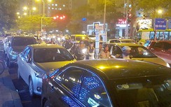 Đường Hà Nội tắc nghẽn vì... bãi đỗ xe dưới lòng đường