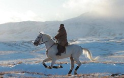 Kim Jong Un cưỡi bạch mã trên núi Paektu