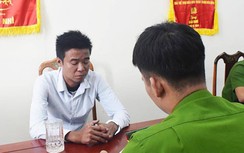 Đánh thức bạn nhậu không được, nam thanh niên châm lửa đốt