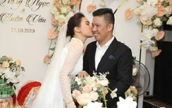 Giang Hồng Ngọc tình tứ hôn ông xã trong lễ ăn hỏi