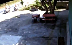 Dọn 2 bao tải rác giữa đường, CSGT được cộng đồng mạng cảm kích