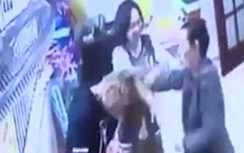 Phụ huynh tát tới tấp, bắt 3 cô giáo quỳ trước cửa lớp ở Quảng Ninh