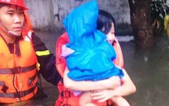 Nước ngập nửa nhà, mẹ ôm con 18 tháng ngồi trên nóc tủ hoảng loạn cầu cứu