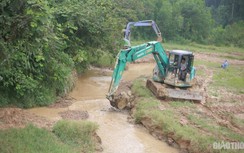 Cận cảnh máy xúc dọn dầu thải khu vực suối đầu nguồn nhà máy nước sông Đà