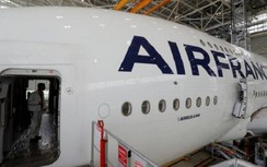 Máy bay chở 323 hành khách hạ cánh khẩn cấp tại Nhật Bản