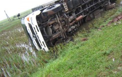Video: Xe tải bất ngờ lao xuống ruộng, lật ngửa vì tránh xe ngược chiều