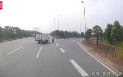 Video: Vào cua cực ẩu, tài xế xe tải suýt đoạt mạng người đi xe máy