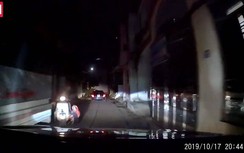 Video: Hãi hùng cảnh người phụ nữ đánh rơi con nhỏ xuống trước đầu ô tô