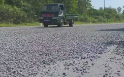 Đá dăm "phủ kín" mặt đường tránh phía Tây TP. Đông Hà