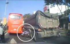 Thót tim cảnh nam thanh niên vượt ẩu, suýt lọt gầm xe container