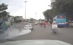 Xe Mazda nổ lốp mất lái, suýt tông vào nữ lao công trên phố