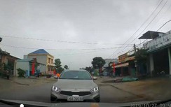 Video: Lái xe kiểu "ông trời con", tài xế ô tô bị chỉ trích dữ dội
