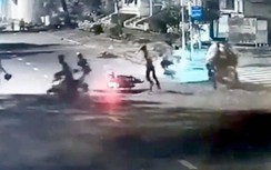 Video: Rúng động cảnh nhóm cướp giật túi, đánh người, cướp xe tại Sài Gòn
