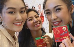 Á hậu Tường San mang bánh cốm đi tặng các người đẹp quốc tế