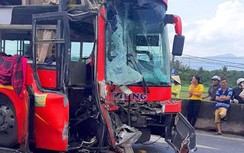 Tông vào đuôi xe container, tài xế và phụ xe ô tô khách bị thương nặng