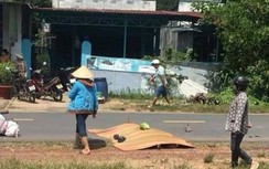 Xe máy tông vào con bò băng qua đường, chồng tử vong tại chỗ, vợ nguy kịch