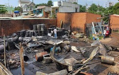 Cháy lớn ở kho nhớt tái chế, một chiến sĩ cảnh sát TP.HCM bị thương