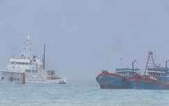 Tàu Hải quân "ngược bão" ứng cứu tàu cá ngư dân gặp nạn trên biển