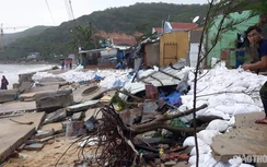 Bão số 5: Sóng đánh sập nhiều ngôi nhà ở Bình Định