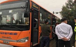 Hà Nội: Nam thanh niên khóc lóc xin tha do "kẹp 3" tông vỡ kính xe buýt