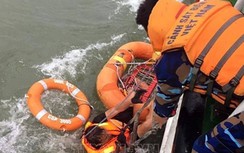 Bảy giờ vật lộn mưa bão cứu 12 thủy thủ chìm tàu