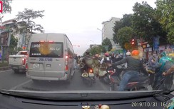 Video: Yêu râu xanh hiện hình giữa phố Hà Nội, sàm sỡ cô gái phát tờ rơi