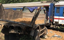 Bình Thuận: Xe ben văng qua lề đường sau cú đâm đối đầu tàu hỏa