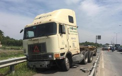 Xe container húc dải phân cách, lao qua làn xe máy ở đường dẫn cao tốc