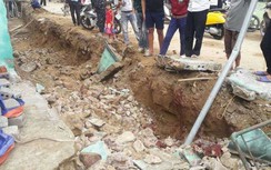 Tường nhà dân cạnh mương thoát nước đang thi công đổ sập, đè chết người