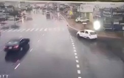 Video: Đi bộ trên vỉa hè, cô gái bị "xe điên" lao lên tông chết