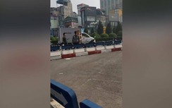 Video: Cận cảnh vụ nam thanh niên chống đối, chửi CSGT rồi lăn ra ăn vạ?