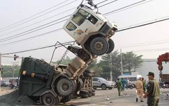 Kinh hoàng xe tải chổng ngược lên trời sau khi vượt đèn đỏ