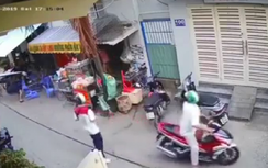 Video: Nhóm học sinh ngồi quán nước bị 3 thanh niên bịt mặt chém tới tấp