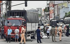 Xe tải tông hàng loạt xe máy đang dừng chờ đèn đỏ, 4 người bị thương