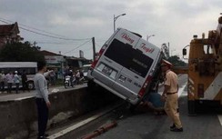 Một ngày, 2 ô tô 16 chỗ “trèo” dải phân cách, đâm cột đèn ở Huế
