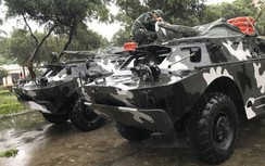 Quân đội huy động xe bọc thép hỗ trợ dân ứng phó với bão số 6